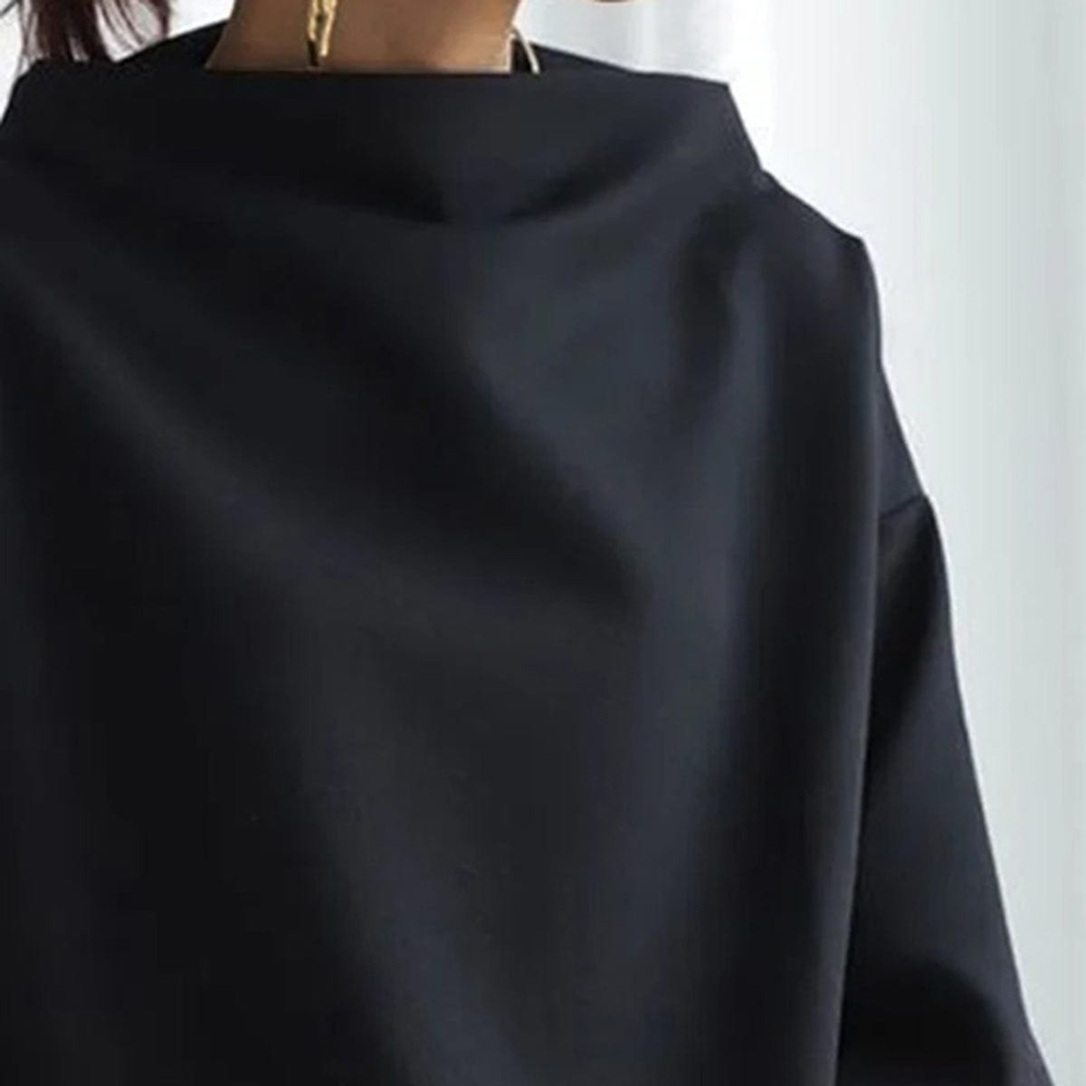 Haut montant chic Danoir Paris Elly en noir, coupe élégante et moderne, vue de face sur fond blanc.