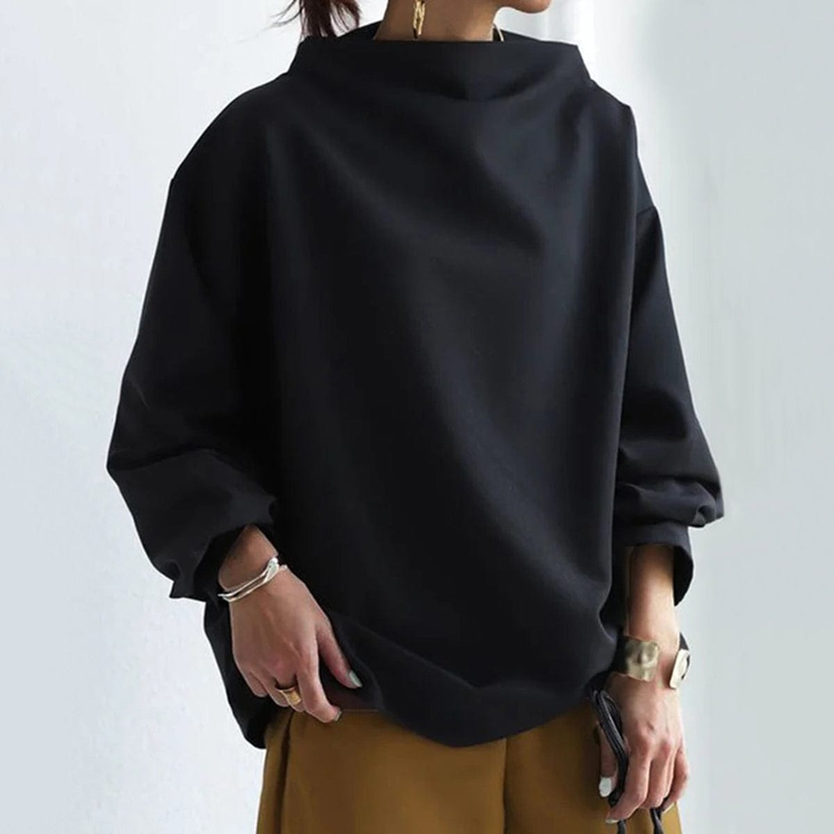 Haut montant chic Danoir Paris Elly en noir, style élégant, tissu fluide, détail sophistiqué, pour femme.