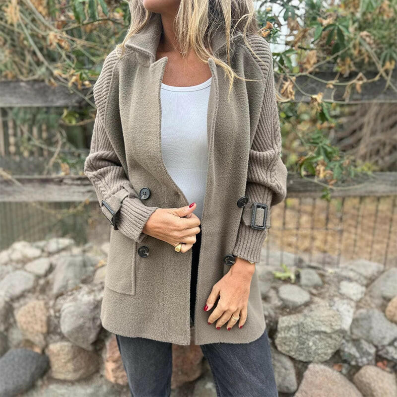 Manteau élégant mi-long Danoir Paris Isola en gris vert, tissu chaud et chic, porté sur un mannequin.