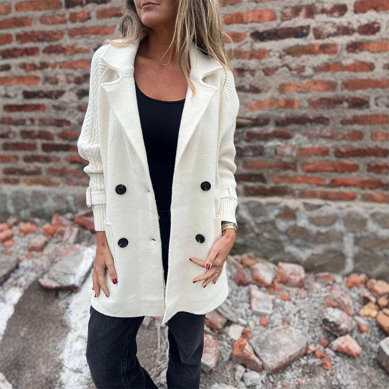 Manteau élégant mi-long Danoir Paris Isola en tissu gris vert, style sophistiqué et coupe moderne.