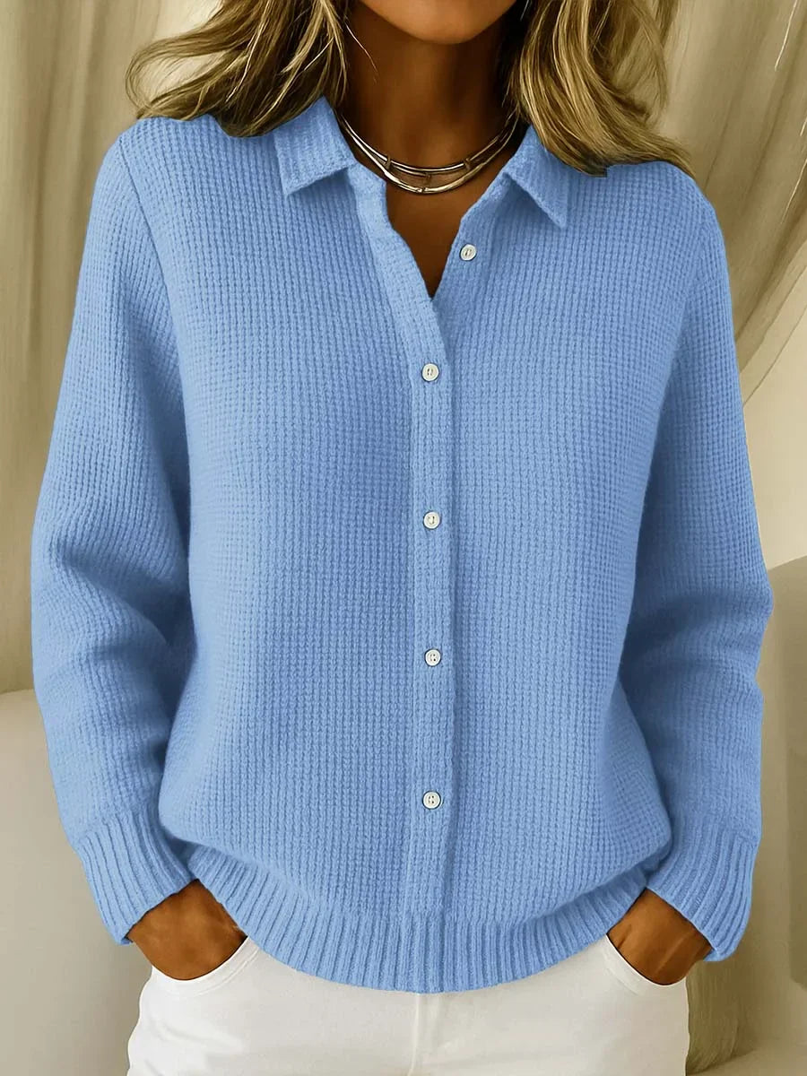 Cardigan chic et confortable Fiora de Danoir Paris en bleu, modèle FR1119, porté par une femme, détails élégants et tissu doux