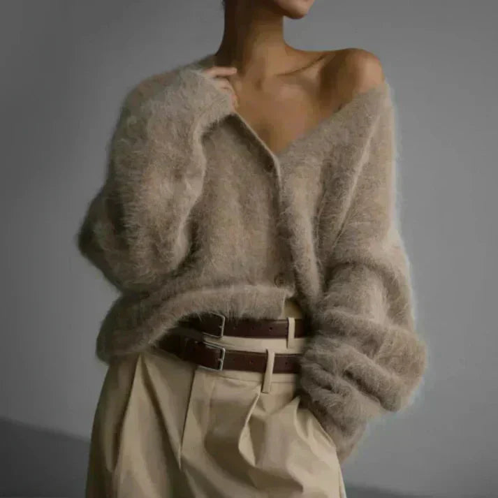 Pull en cachemire beige Daisy de Danoir Paris, style chic, doux et élégant, visible en détail sur l'image.