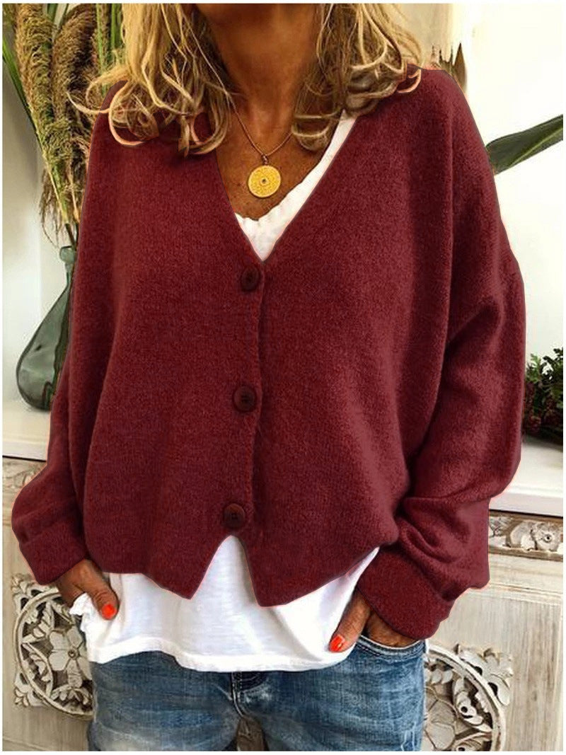 Cardigan tricoté élégant de Danoir Paris en orange, modèle Scarlett FR1131, porté avec manches longues et design sophistiqué
