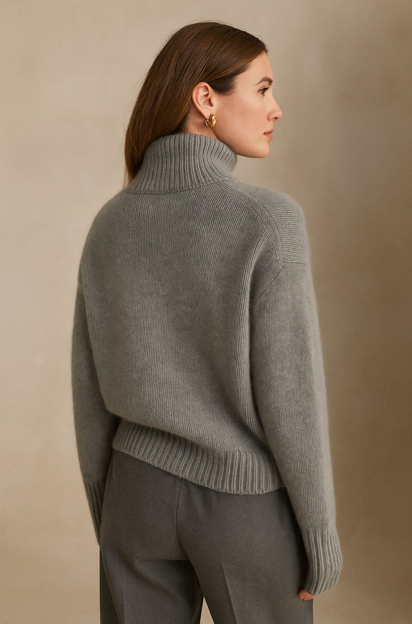 Écharpe montante en cachemire beige Isabella de Danoir Paris, douceur et élégance pour un style chic et confortable.