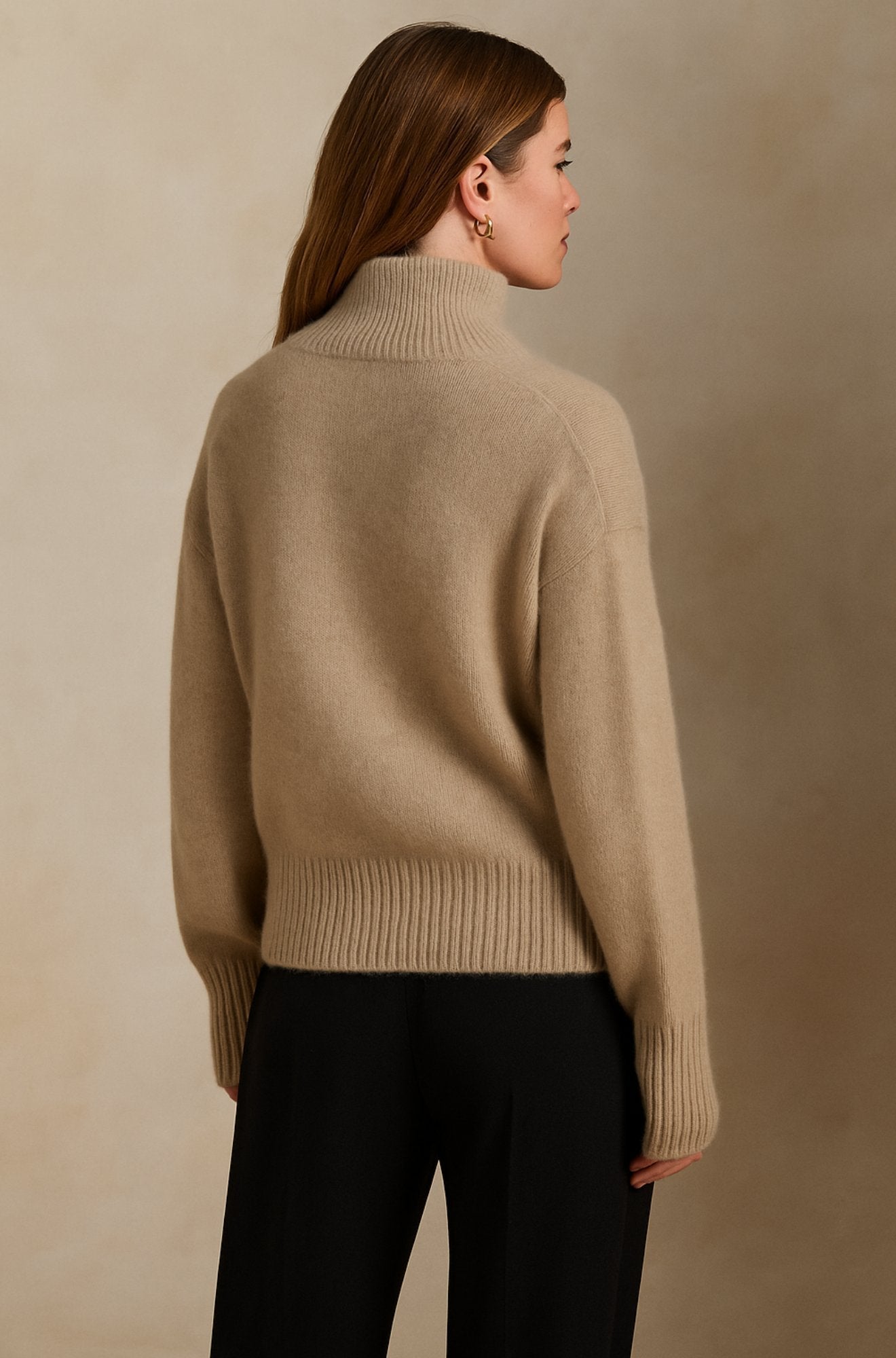 Écharpe montante en cachemire beige Isabella de Danoir Paris, doux et chaud, portée enroulée autour du cou.