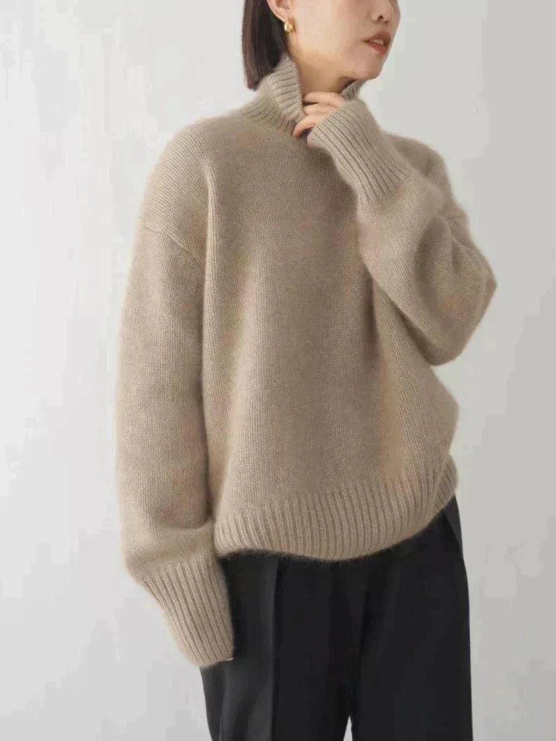Écharpe montante en cachemire beige Isabella de Danoir Paris, douce et élégante, portée autour du cou pour un style chic.
