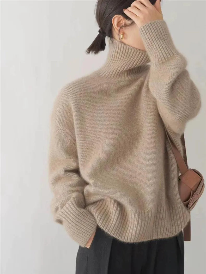 Écharpe montante en cachemire beige Isabella de Danoir Paris, douce et élégante, portée autour du cou.
