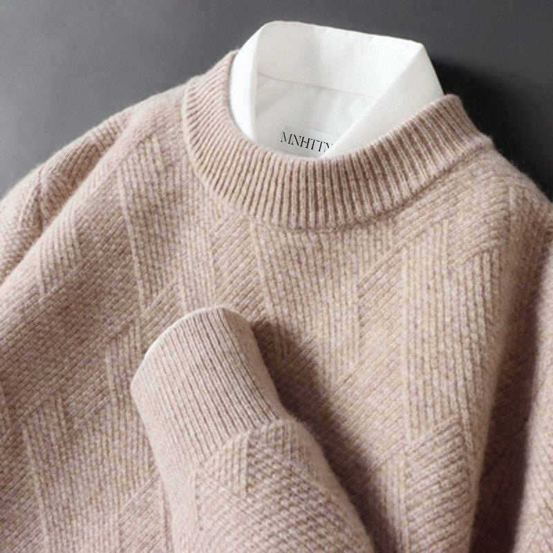 Pull Elliot en cachemire doux beige de Danoir Paris, style confortable et élégant, vue en gros plan sur la texture du tissu