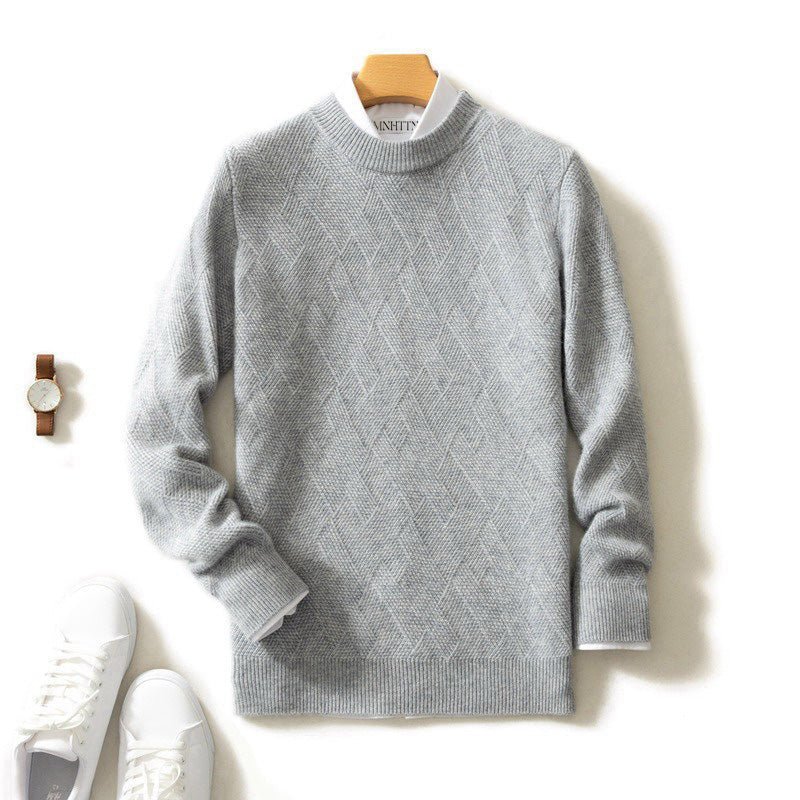 Pull rêvé en cachemire doux Elliot de Danoir Paris, modèle FR1138, en beige, porté sur un fond neutre.