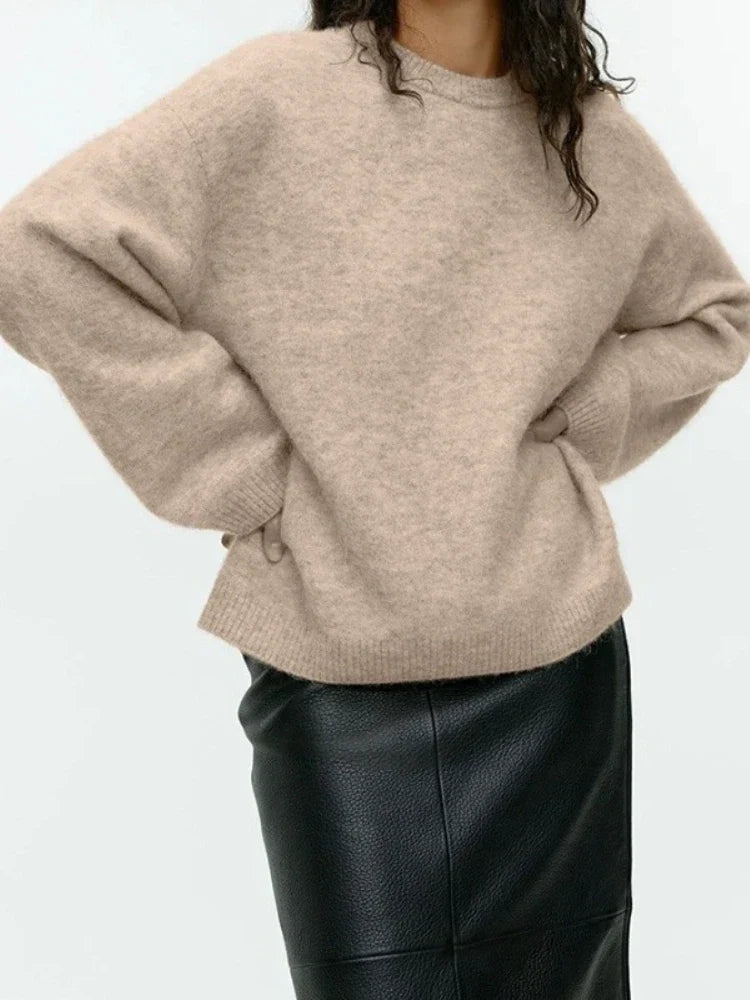 Pull en cachemire vert Liora de Danoir Paris, élégant, doux, avec col rond et manches longues, porté sur un mannequin.