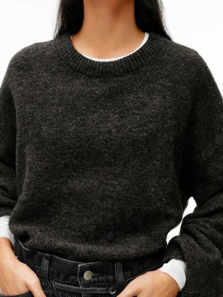 Pull en cachemire vert Liora de Danoir Paris, élégant et confortable, porté par-dessus une chemise.