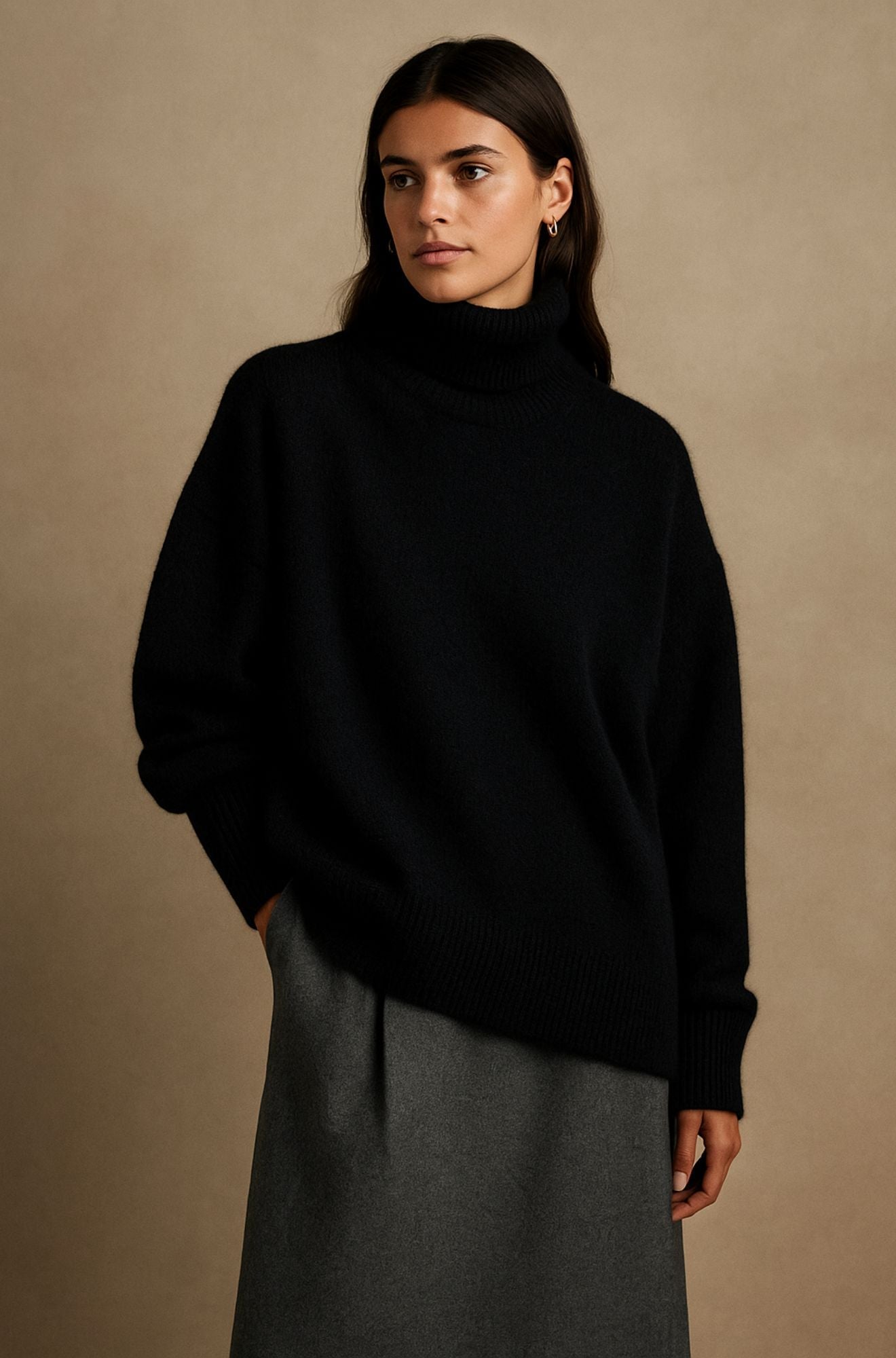 Pull en cachemire noir Juliana de Danoir Paris, élégant et sophistiqué, porté sur un mannequin avec col en V et manches longues.