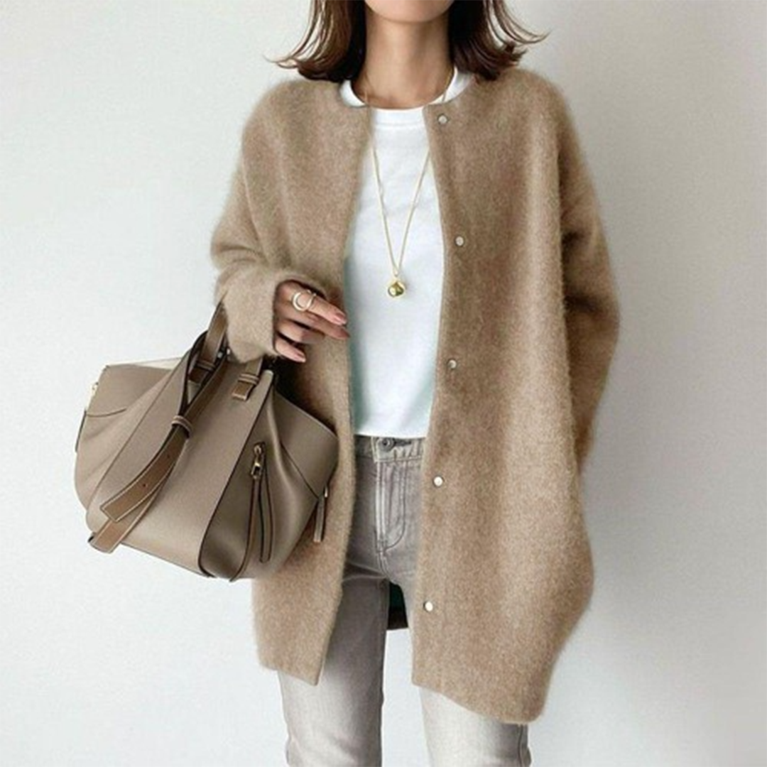 Cardigan en cachemire kaki de la marque Danoir Paris, modèle Élégant Chloé, porté en XS, doux et raffiné.
