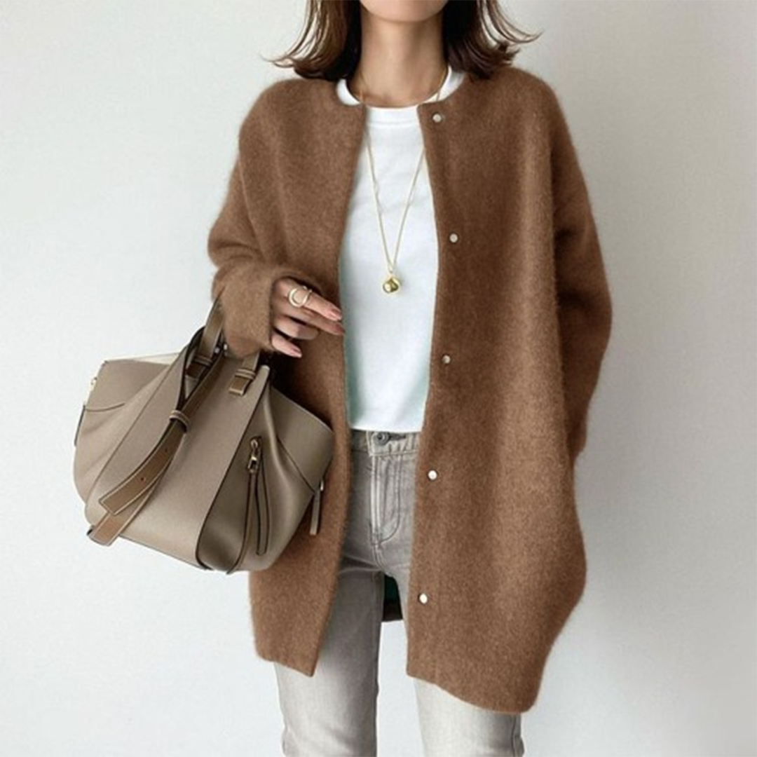 Cardigan en cachemire kaki Chloé de Danoir Paris, coupe élégante, porté avec des détails visibles.
