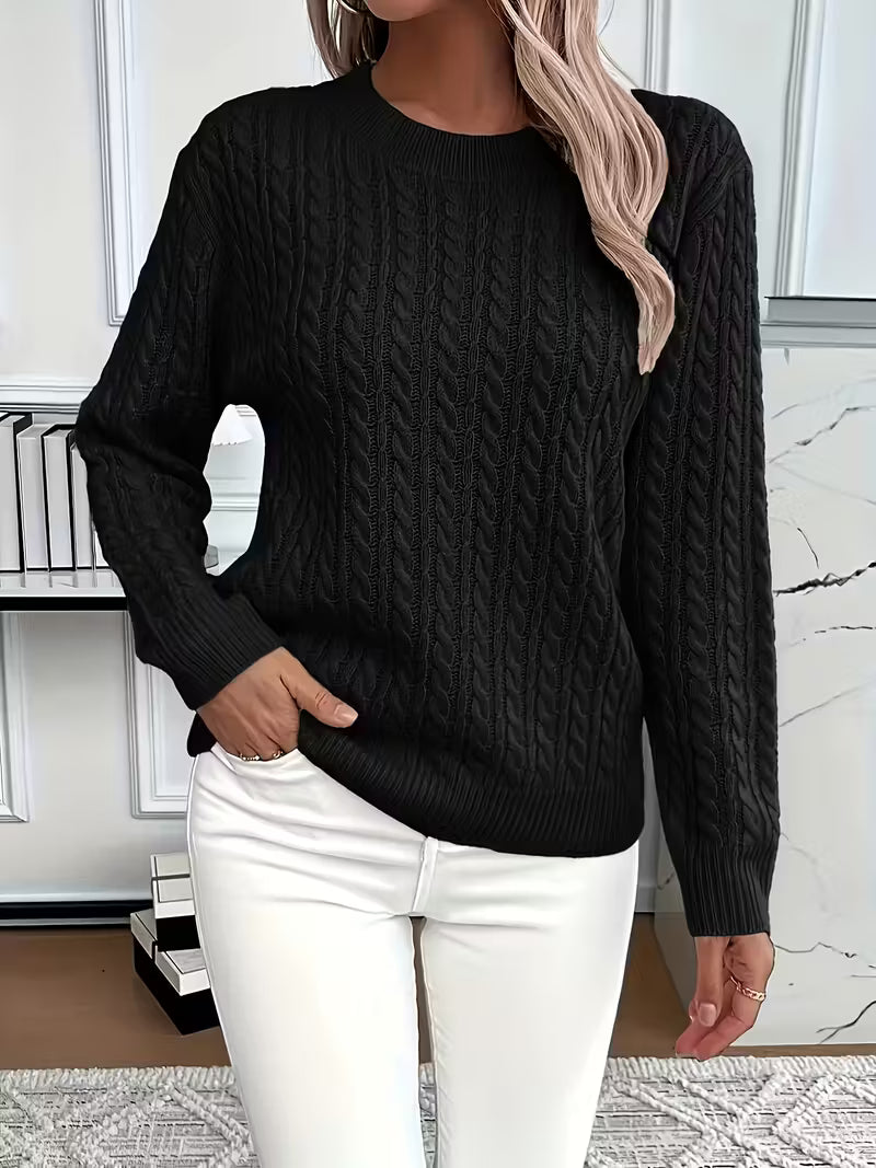 Pull vert Danoir Paris Aria, élégant et confortable, en tissu doux avec col rond et manches longues, porté sur un modèle.