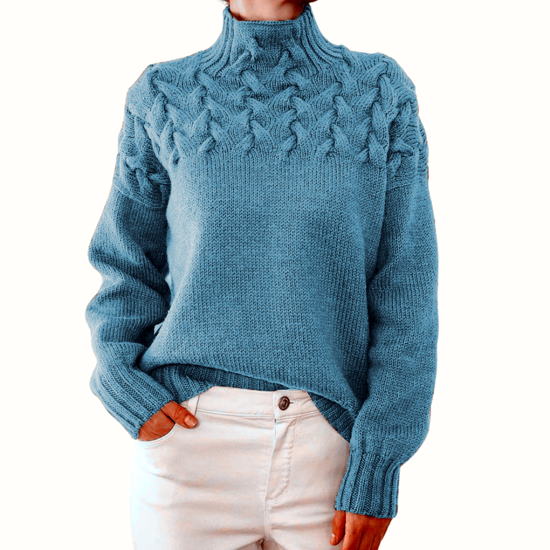 Pull bleu ciel Talbot de Danoir Paris, chaud et élégant, avec col roulé et finition douce, porté sur mannequin.