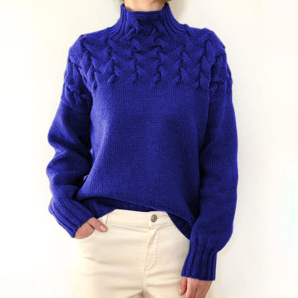 Pull roulé Danoir Paris FR1162 en bleu ciel, chaud et élégant, porté sur un mannequin, détail du col et des manches.