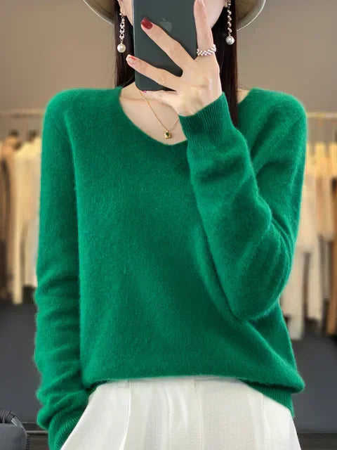 Pull ample en laine Adèle par Danoir Paris, couleur vert, vue de face, détail de la texture douce et confortable.