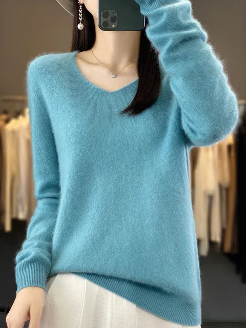 Pull ample en laine Adèle de Danoir Paris, couleur vert, taille XS, porté ouvert avec col cheminée.