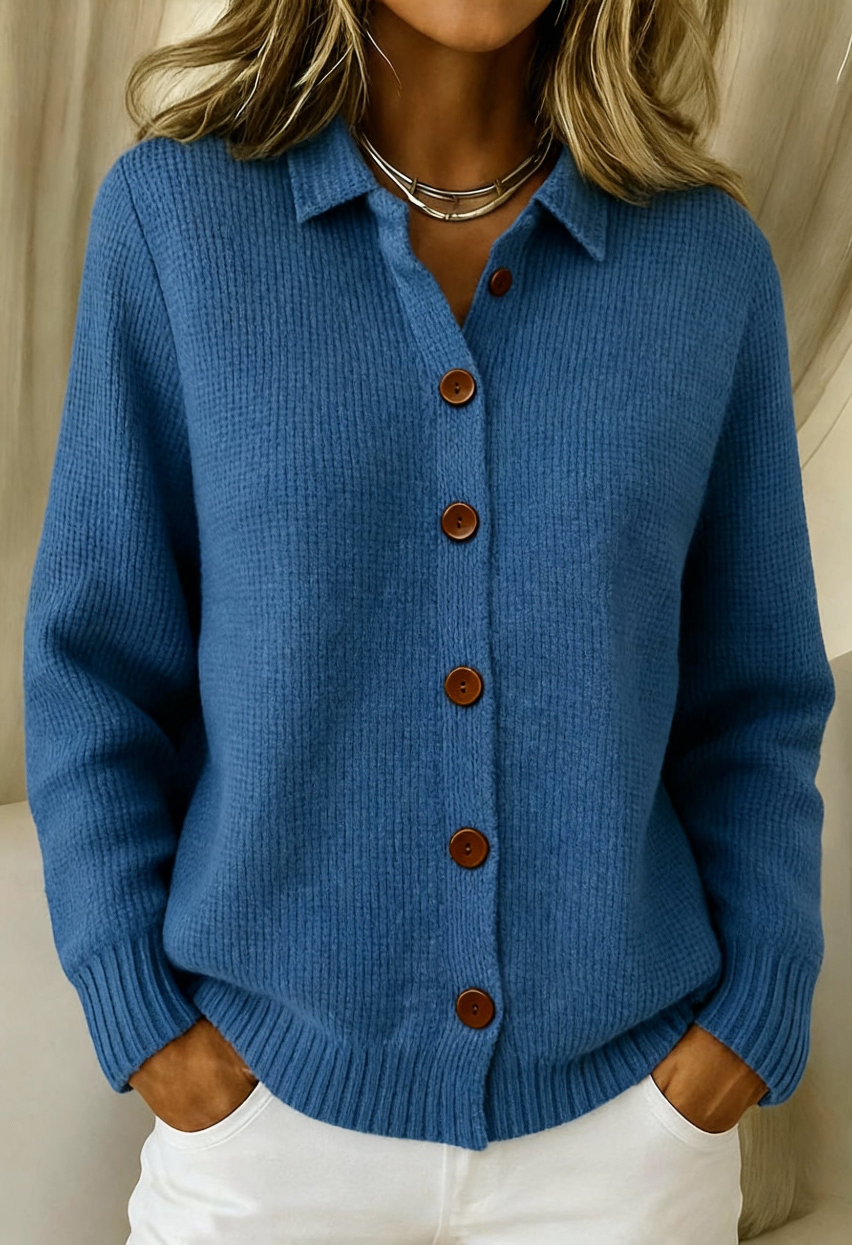 Robe bleu Giselle Danoir Paris, élégance décontractée, tissu doux, style confortable, vue de face avec détails du design.