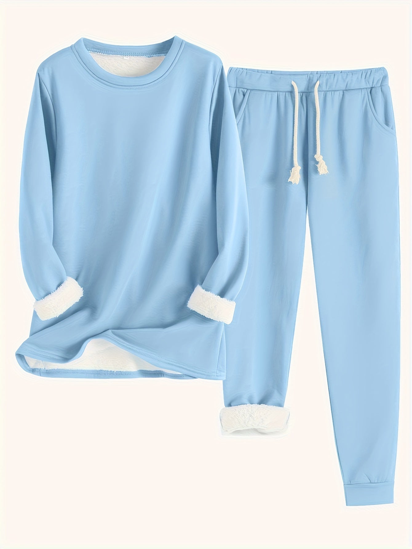 Ensemble détente élégant Karina de Danoir Paris en tissu bleu, comprenant un haut et un pantalon confortables.