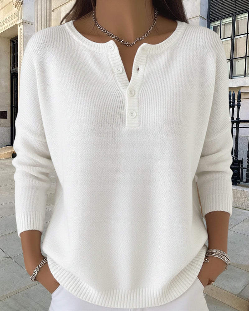 Gilet basique rouge à manches longues Lena de Danoir Paris, coupe simple et élégante, porté sur un fond neutre.