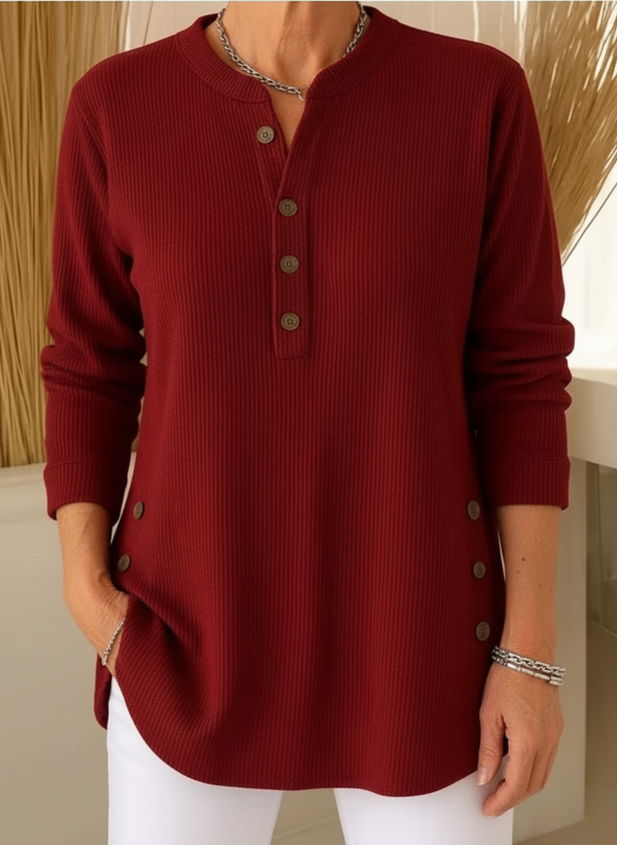 Pull doux élégant Élise de Danoir Paris, en bleu clair, vue de face, mettant en valeur le style et la texture du vêtement.