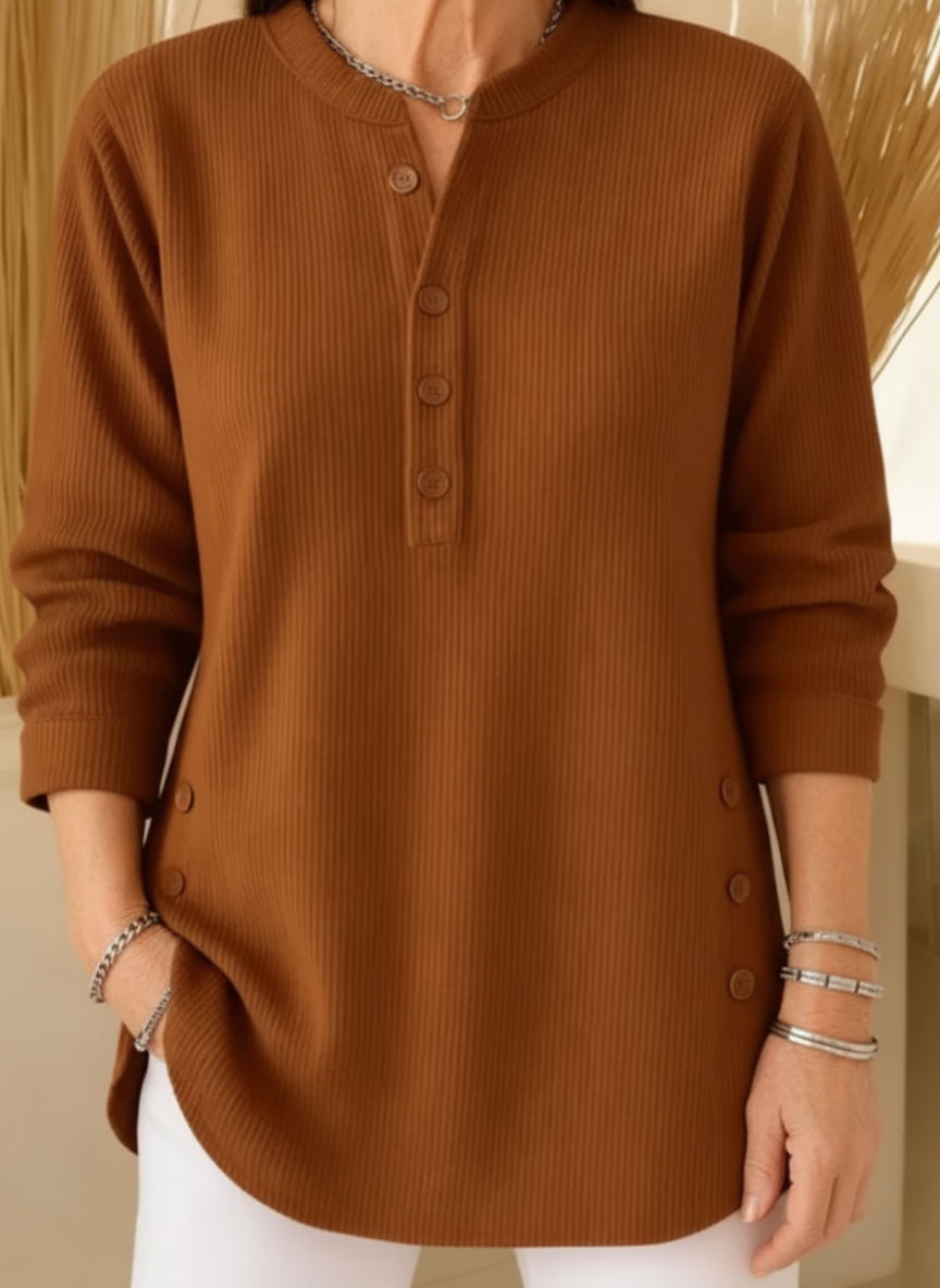 Pull doux Élise de Danoir Paris, modèle FR1177 en bleu clair, pull élégant et confortable pour femme.