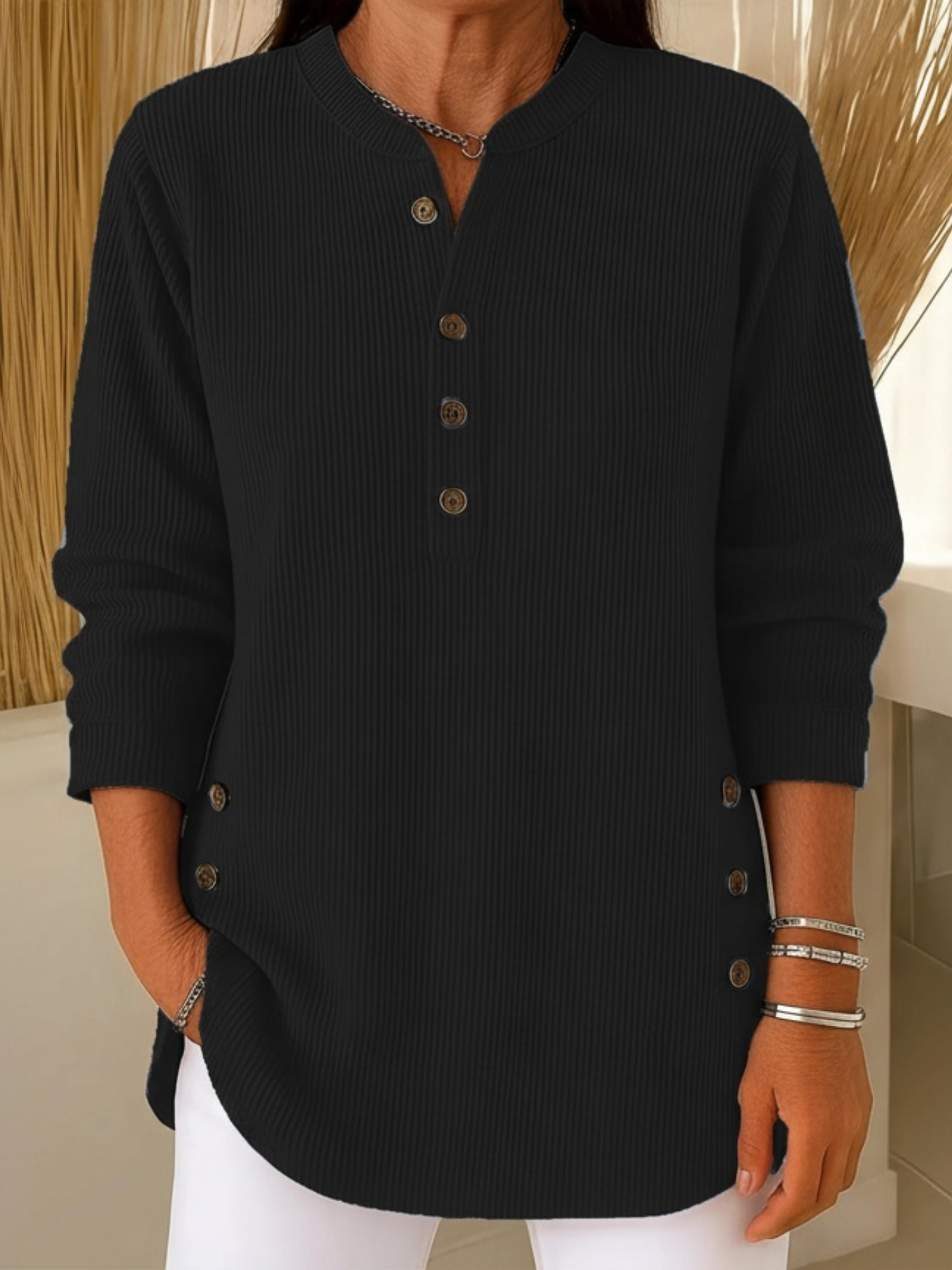Pull doux Élise de Danoir Paris, élégant et léger en bleu clair, parfait pour un style chic et confortable.