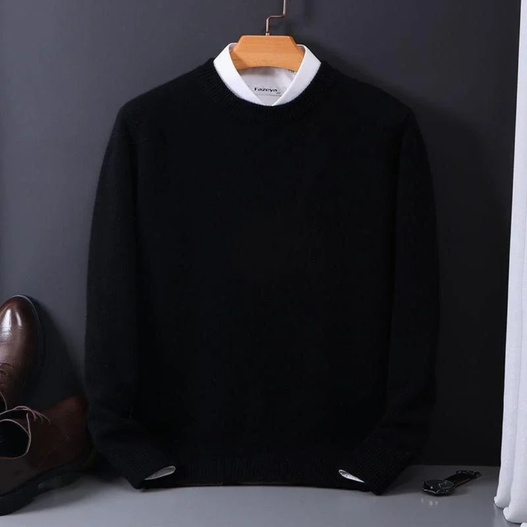 Pull en cachemire noir Thierry de Danoir Paris, élégant, avec col rond et finition soignée, porté par un homme.