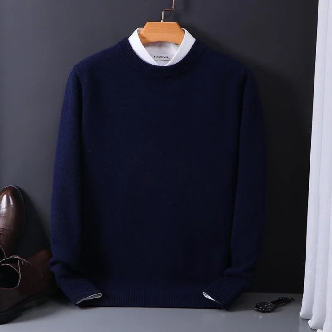 Pull en cachemire Danoir Paris Thierry, élégant, noir, pour homme, en tissu doux et chaud, porté en image.
