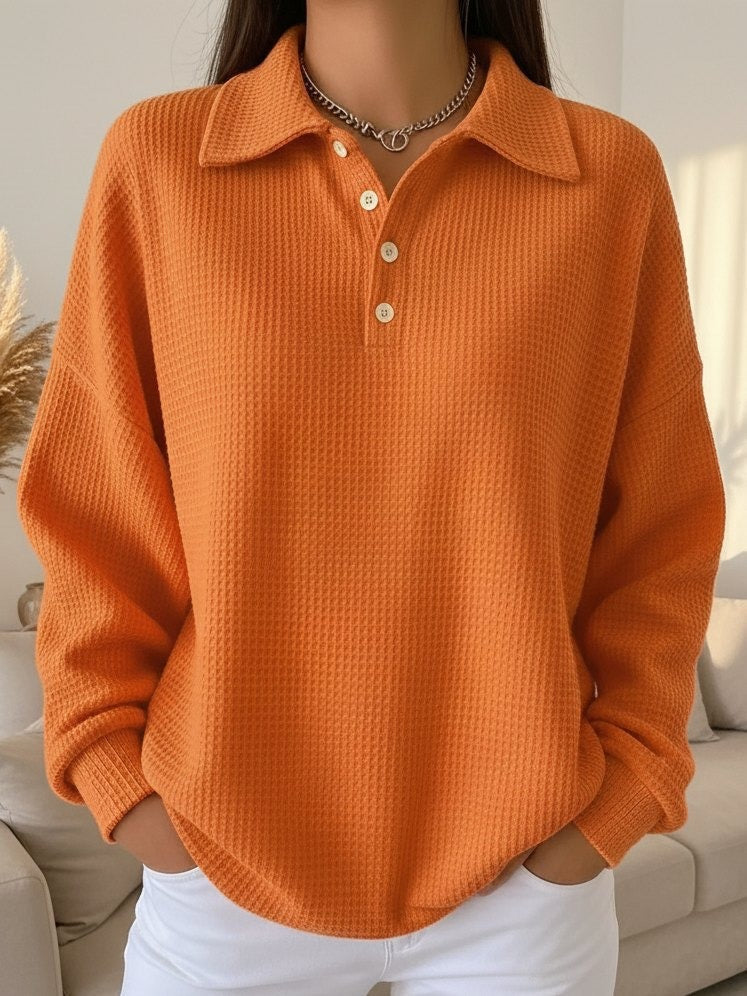 Pull polo rouge Danoir Paris Ava, élégante et douce, en tissu confortable, porté sur un mannequin.