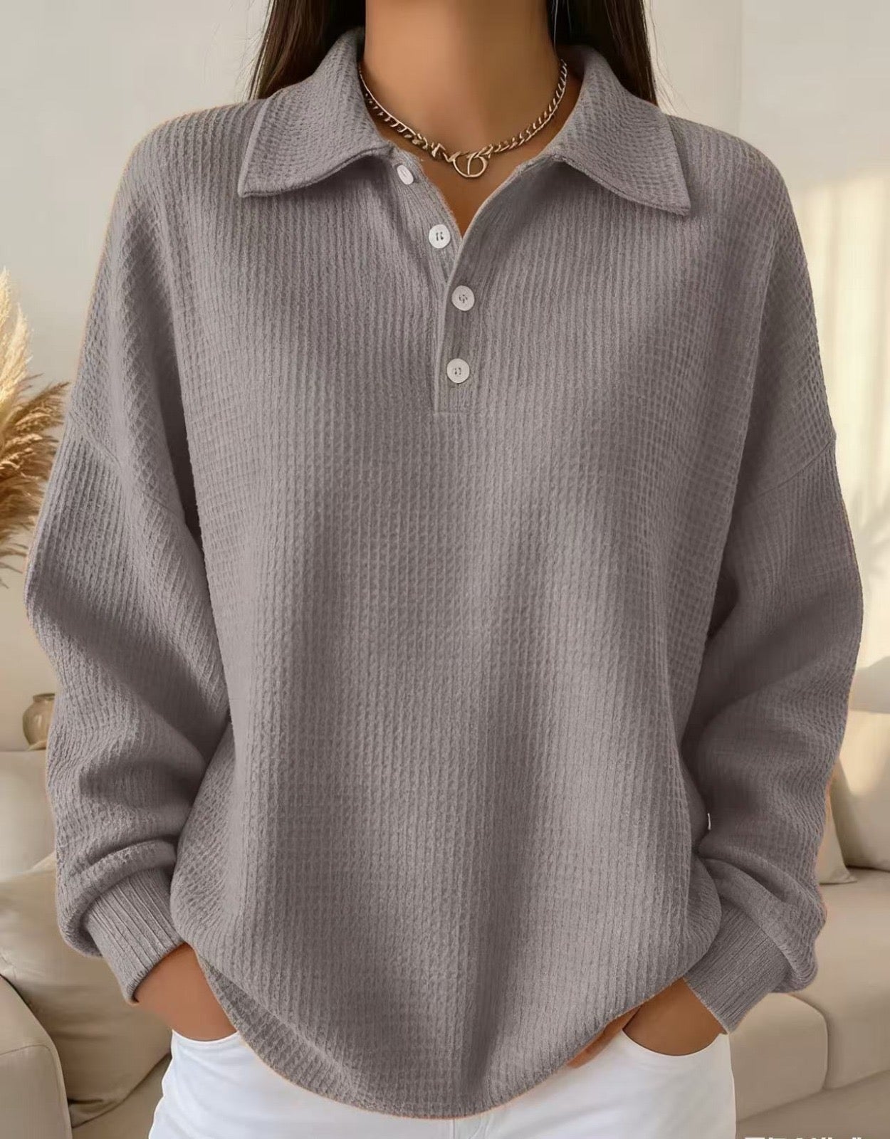 Pull polo doux élégant Ava de Danoir Paris, en rouge, porté sur un mannequin, style chic et confortable.