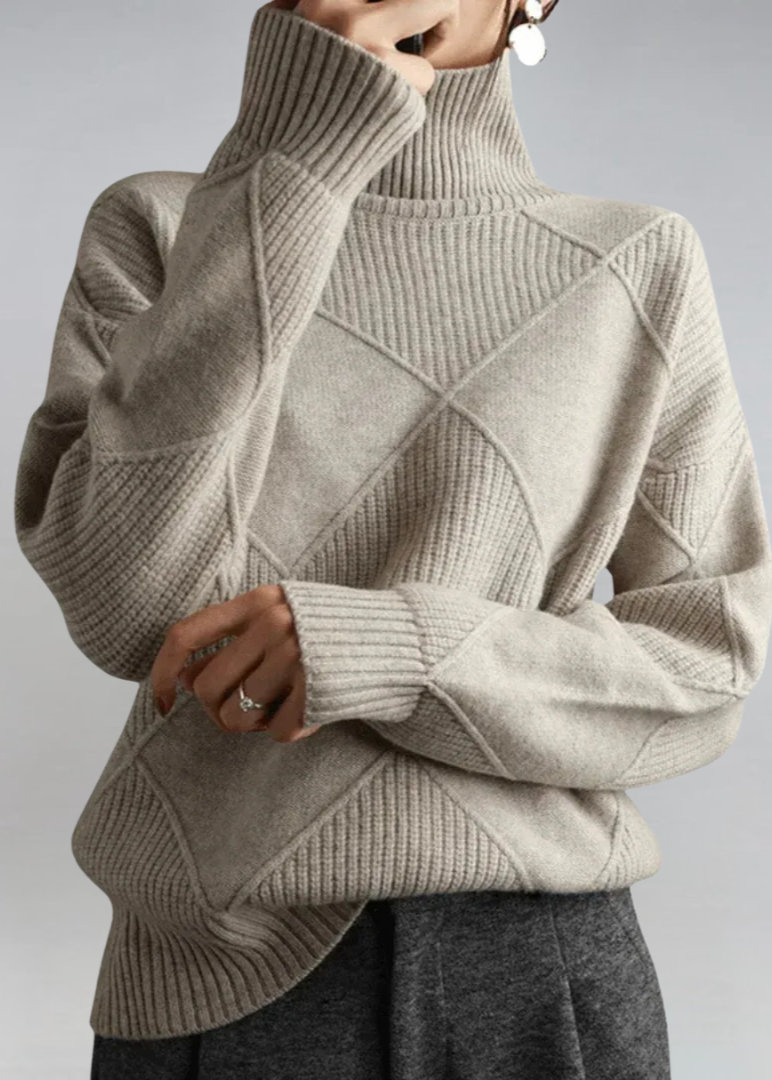 Pull roulé marron Lauren de Danoir Paris, doux et élégant, en laine confortable, porté sur un mannequin.