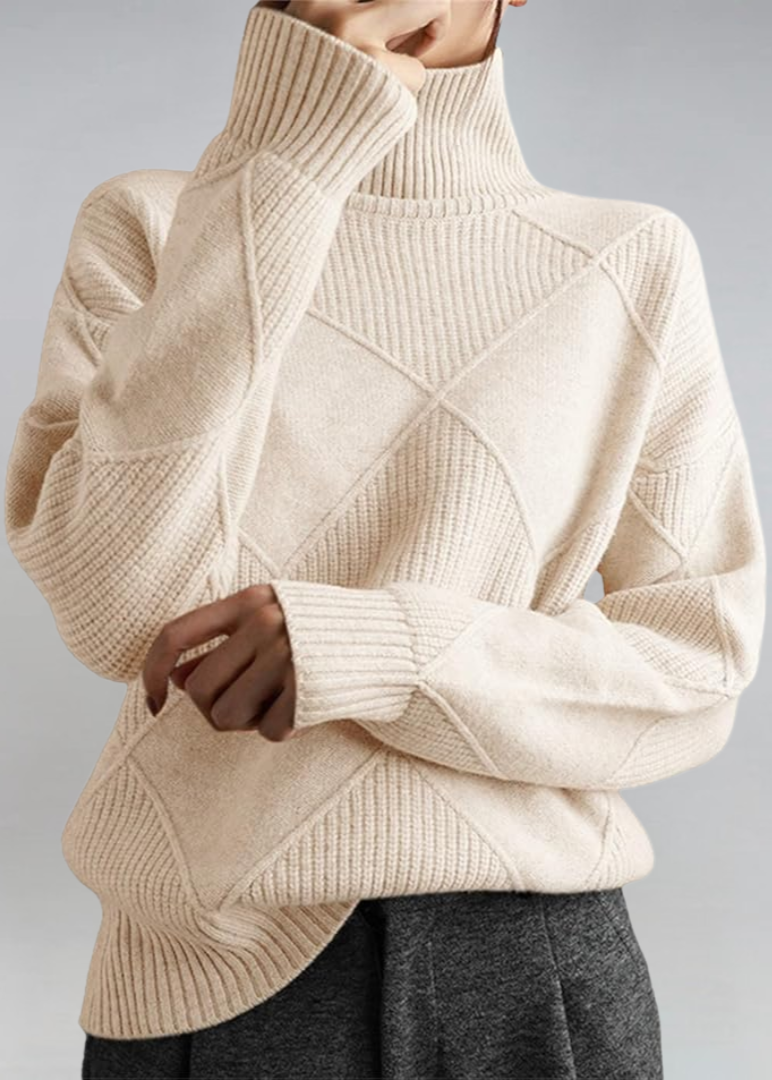 Pull roulé doux élégant Lauren de Danoir Paris en marron, tissu confortable, col roulé, style sophistiqué et moderne.
