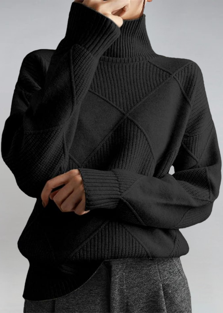 Pull roulé doux et élégant Lauren de Danoir Paris, en marron, avec col roulé pour un style confortable et sophistiqué.