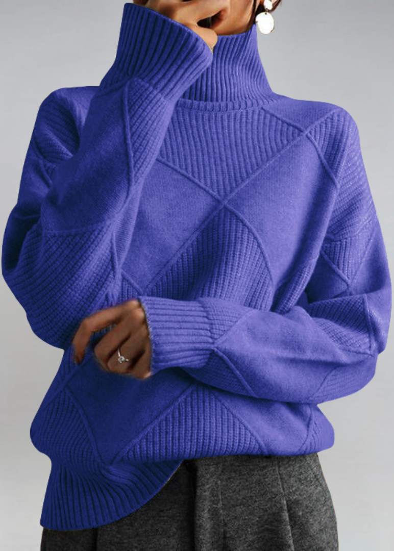 Pull roulé doux élégant Lauren de Danoir Paris, marron, porté en modèle féminin, tissu confortable et chic.