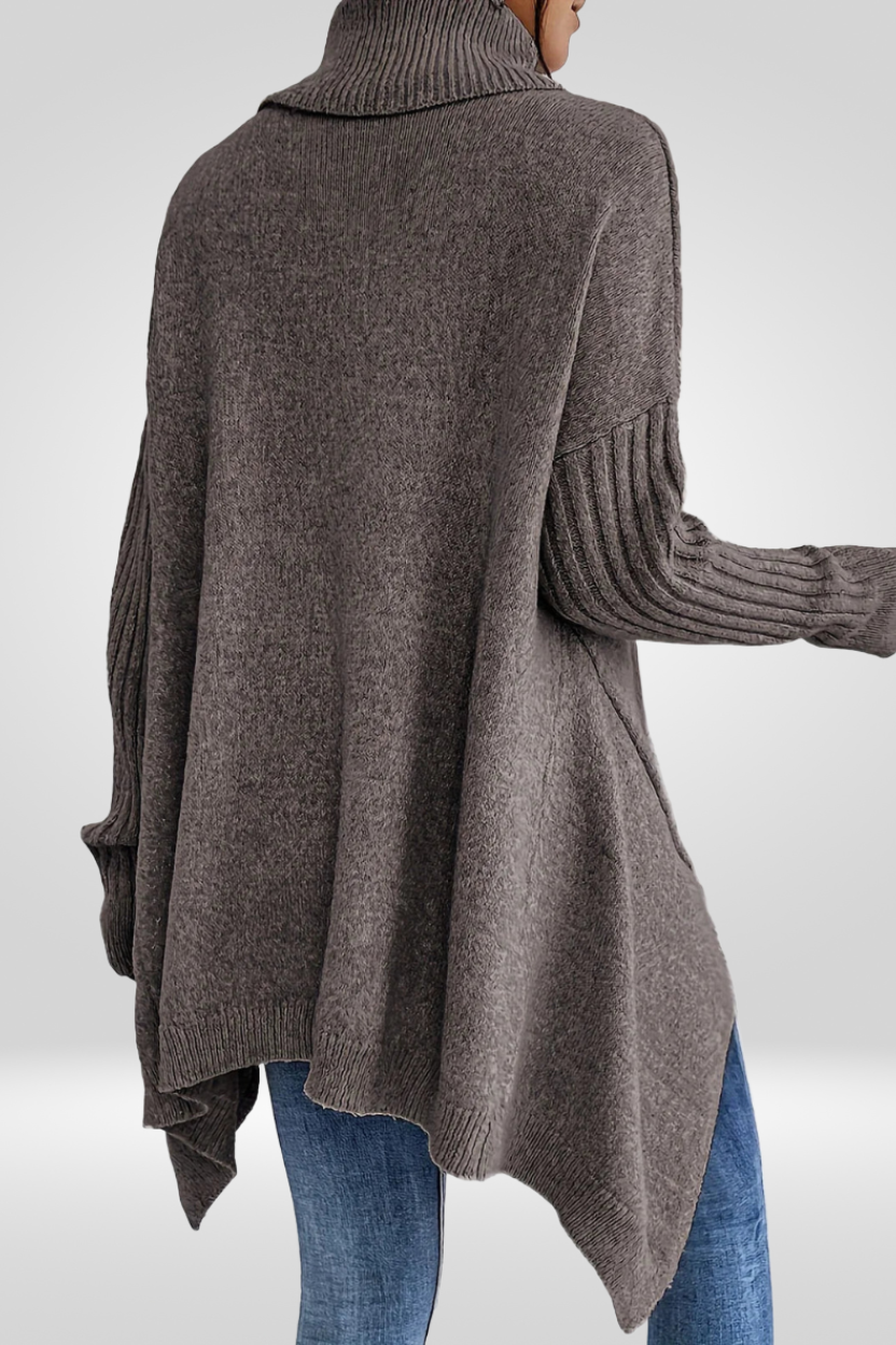 Pull asymétrique beige Isabelle de Danoir Paris, style chic, vue de face montrant le design tendance et la texture douce.