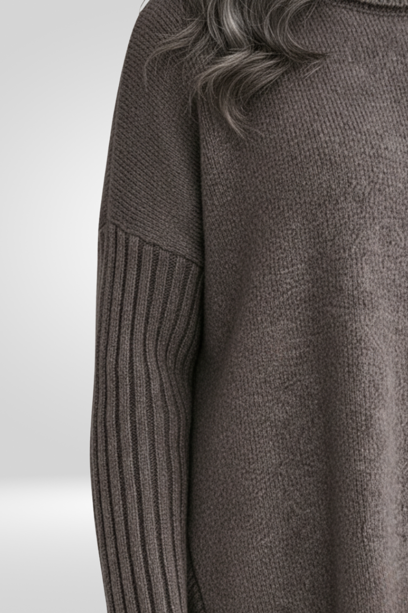 Pull asymétrique beige Isabelle de Danoir Paris, style chic et élégant, en vue de face avec col rond et détails modernes.