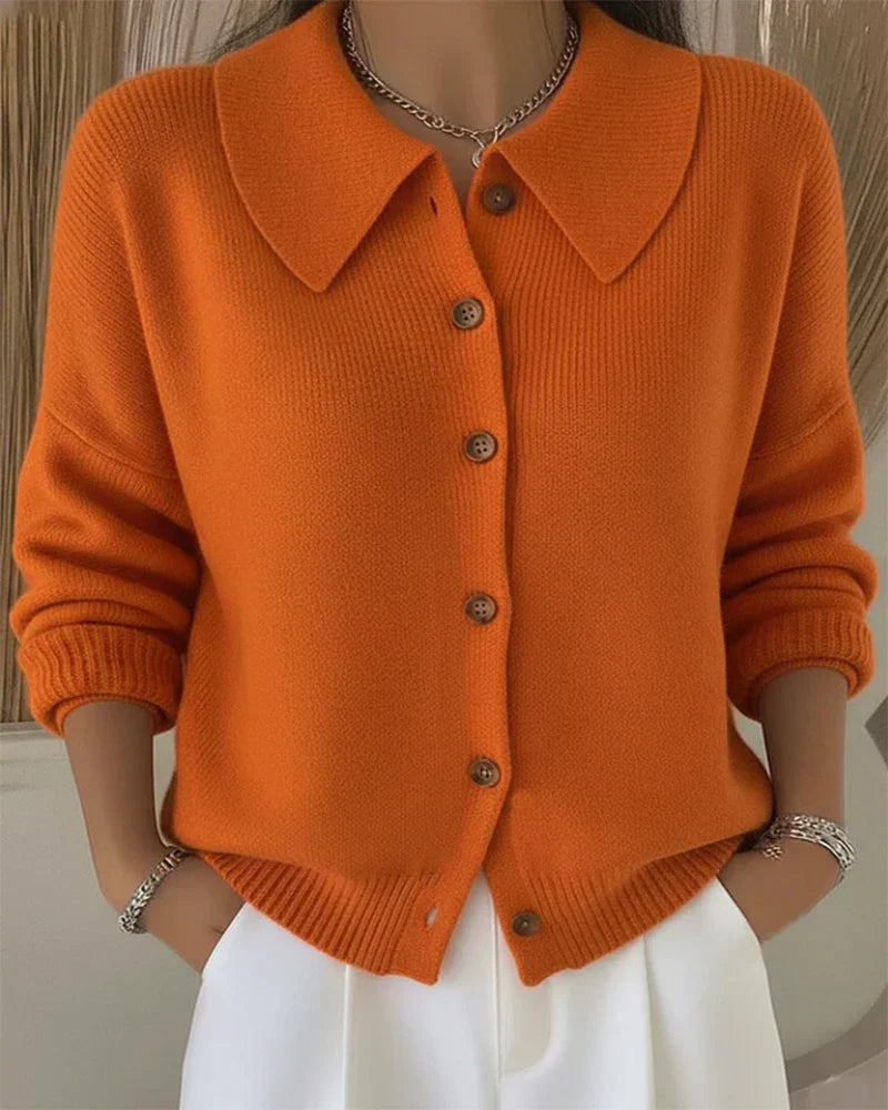 Cardigan long chic Miora de Danoir Paris en bleu, doux et élégant, porté sur un mannequin.