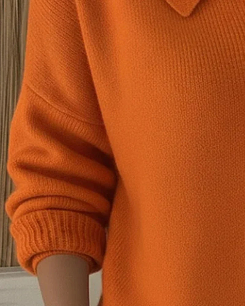 Cardigan long chic Danoir Paris Miora en laine bleue, manches longues et coupe élégante, porté sur un fond neutre.