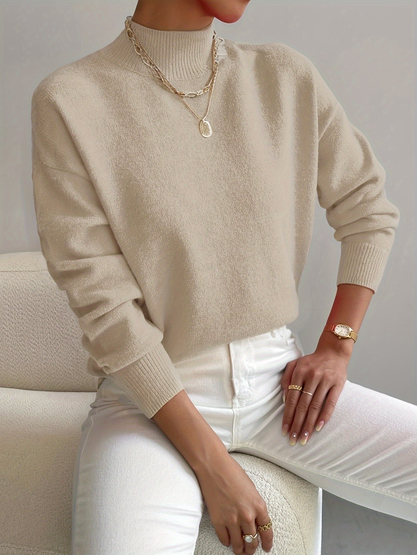 Pull rose clair Noëlle de Danoir Paris, chic et doux, en laine fine, porté avec col rond et manches longues.