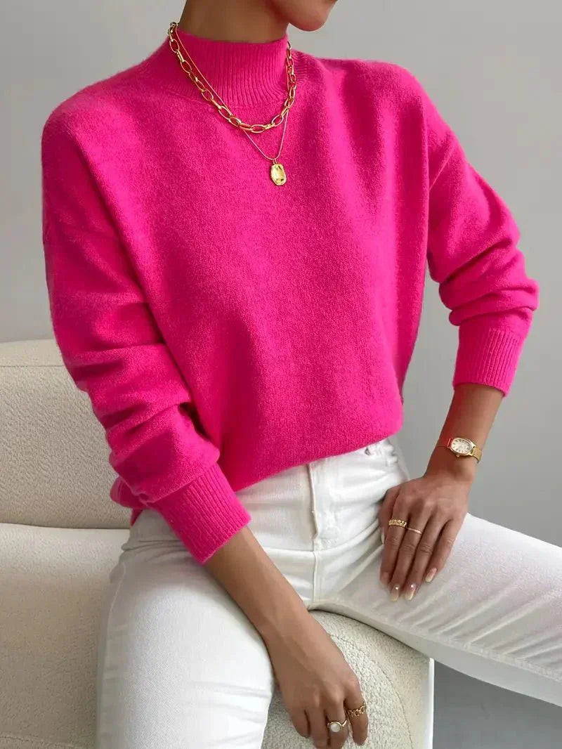 Pull rose clair Noëlle de Danoir Paris, chic et doux avec col rond et manches longues, porté en intérieur.