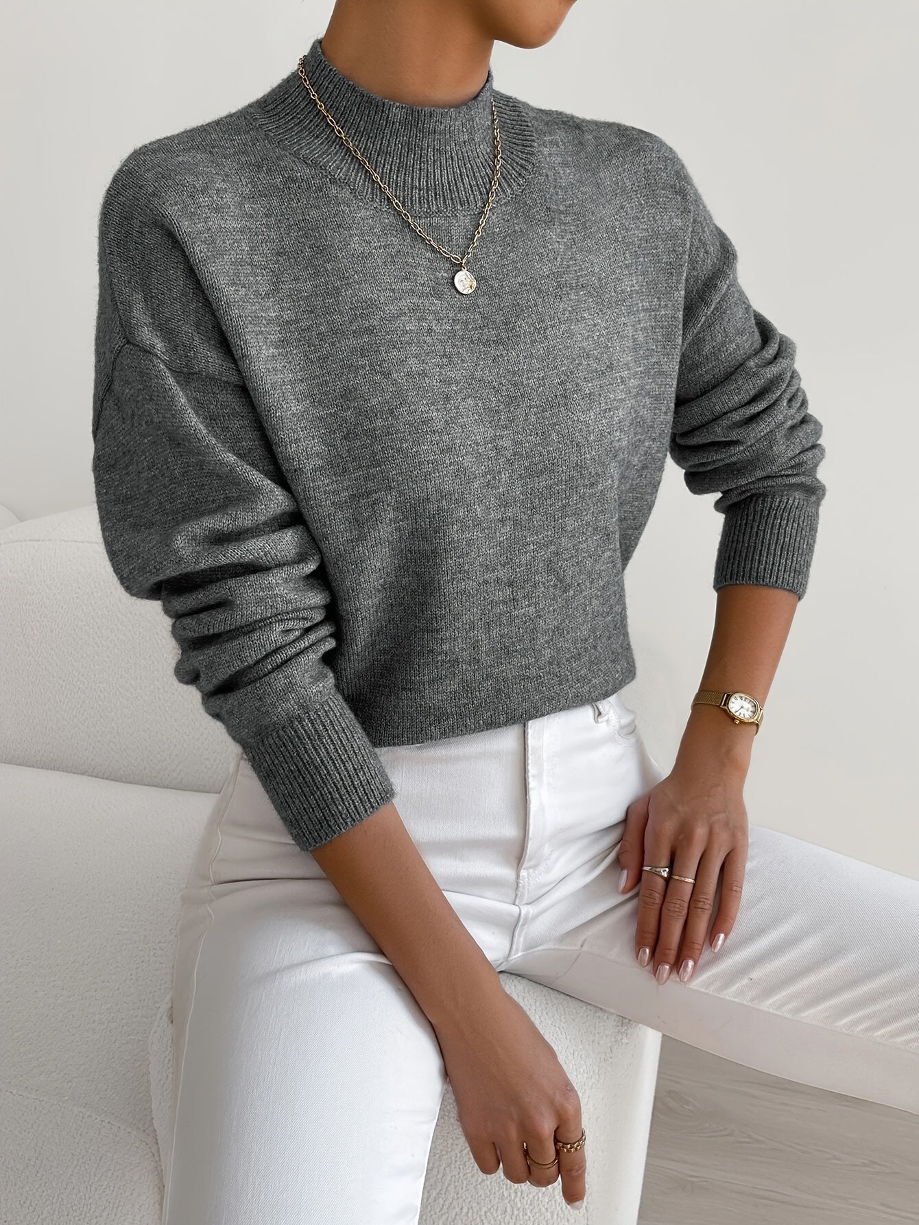 Pull rose clair Noëlle de Danoir Paris, chic et doux, en laine avec col rond et manches longues, porté sur un mannequin.