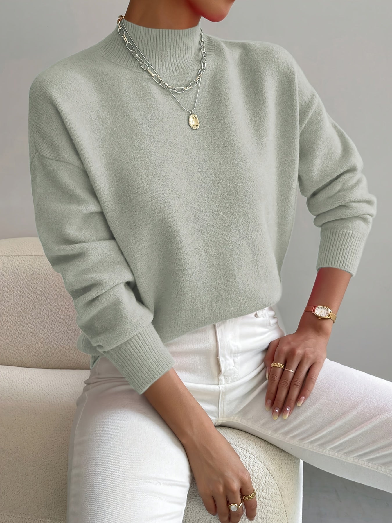Pull rose clair Noëlle de Danoir Paris, chic et doux, en laine et coton, porté sur un mannequin avec col rond et manches longues.