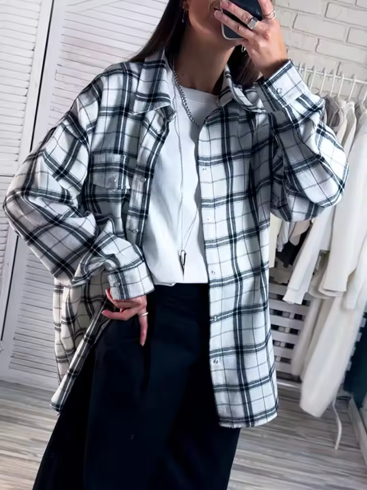 Chemise oversize vintage Leandra de Danoir Paris en orange, style décontracté et tendance, vue de face sur fond neutre.