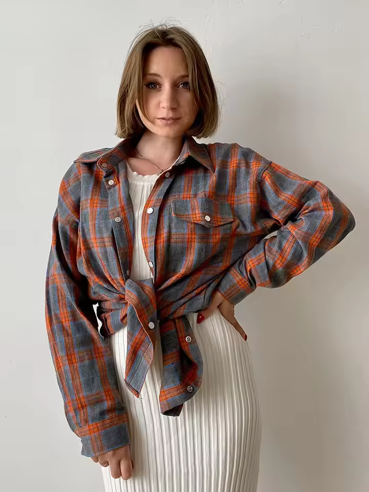 Chemise oversize vintage Leandra de Danoir Paris en orange, style décontracté et tendance, vue de face.