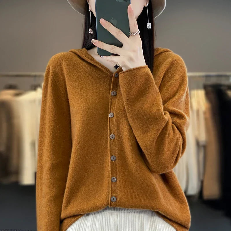 Pull Duveteux Chic Sofia de Danoir Paris en beige, doux et élégant, parfait pour un style sophistiqué et confortable.
