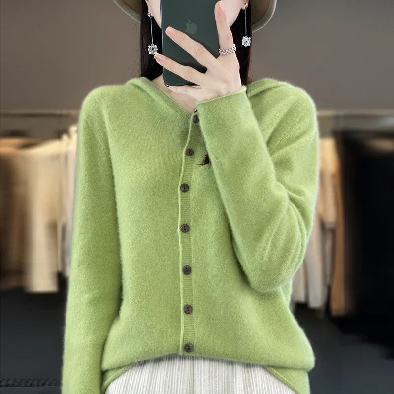 Pull duveteux beige Sofia de Danoir Paris, style chic et confortable, vue de face avec col et manches élégantes