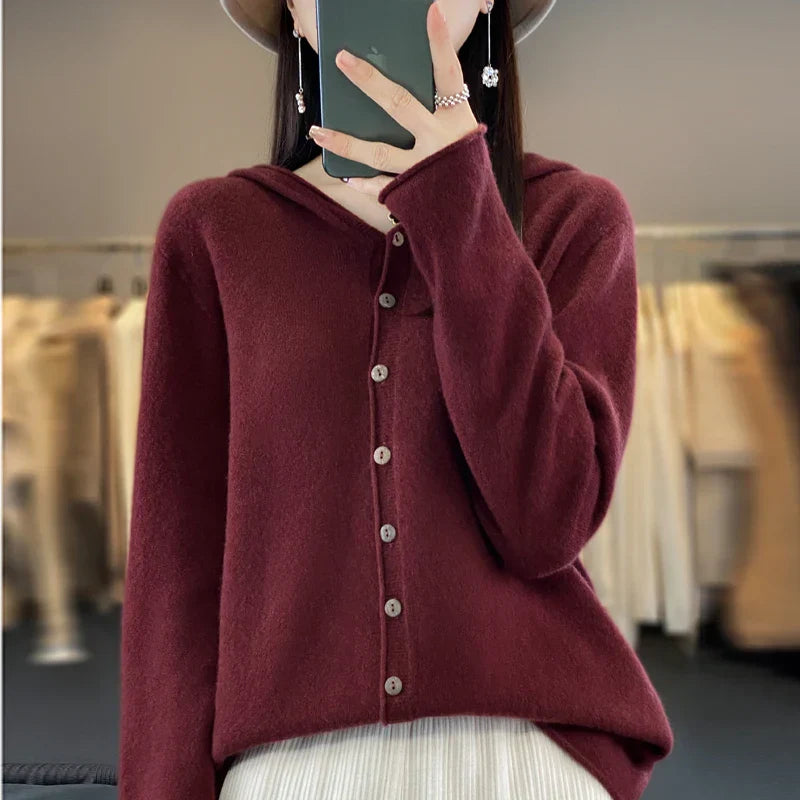 Pull Duveteux beige Sofia de Danoir Paris, vêtement chic et confortable, en tissu doux et élégant.